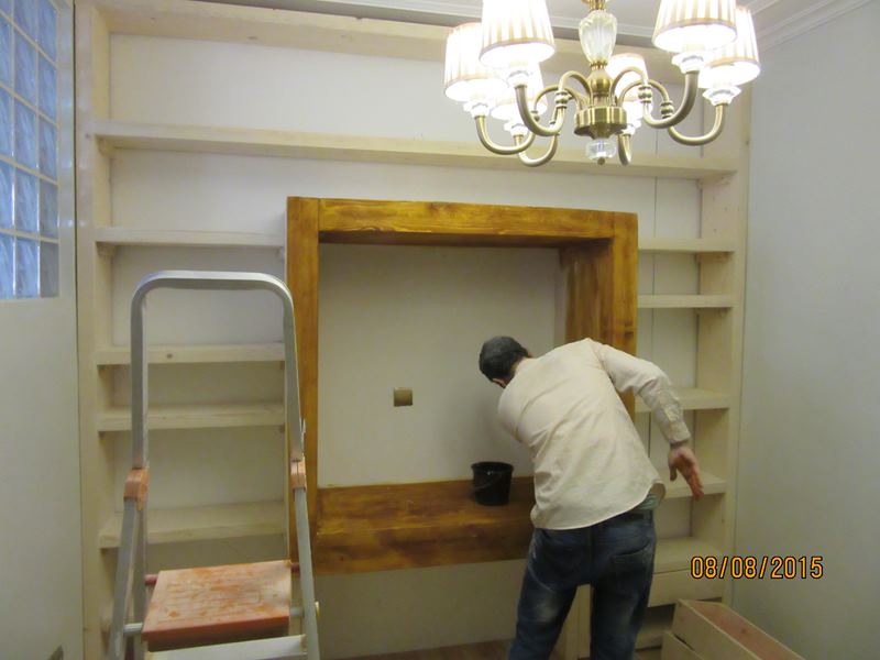 کتابخانه چوبی خانگی بزرگ و فیت شده در دیوارهای خانه